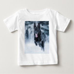 Camiseta German shepherd preto no Cobrir da escova de neve
