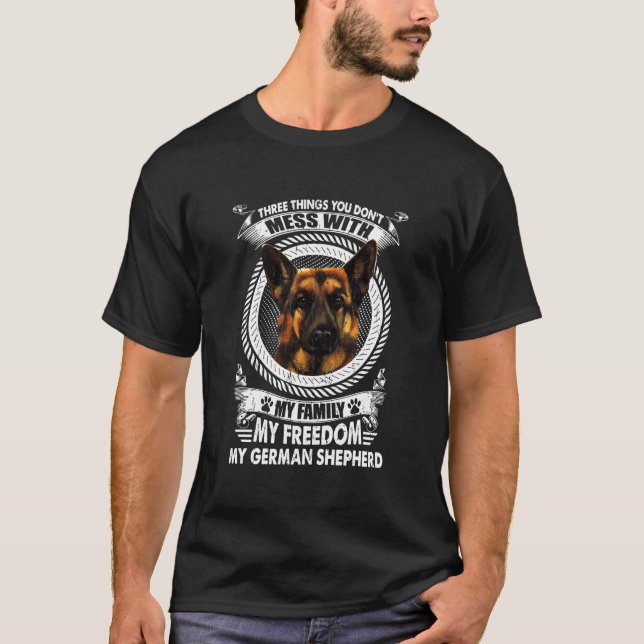 Camiseta German shepherd Três Coisas Que Você Não Mole Com  (Frente)