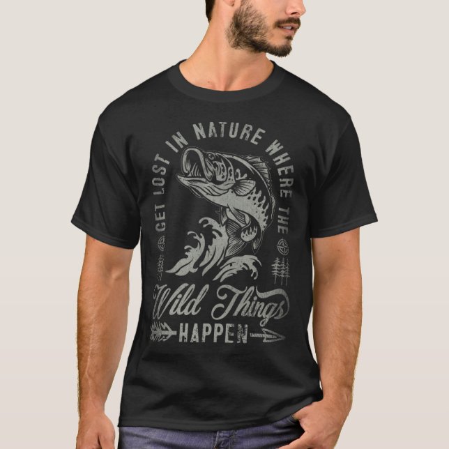 Camiseta Get Lost In Nature Where Wild Things Happen Fishin (Frente)