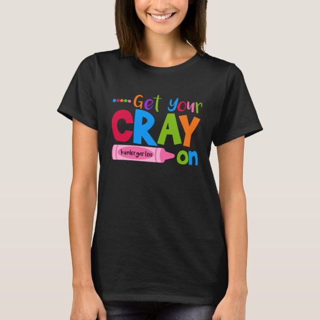 Camiseta Get Your Cray On Kindergarten Crayon (Frente)