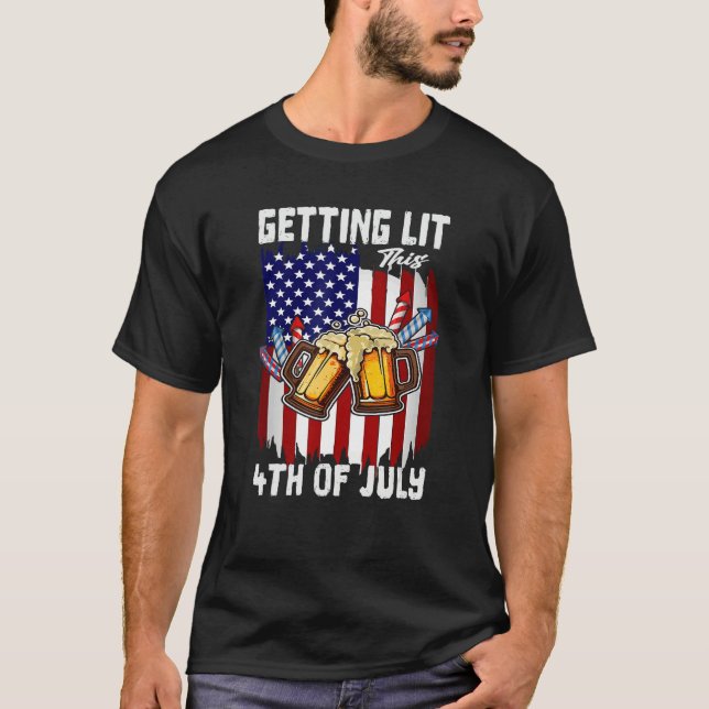 Camiseta Getting Lit This 4th Of July Day Drinking US Flag  (Frente)