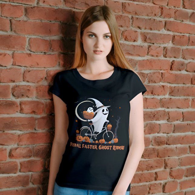 Camiseta Ghost Riding Bicycle Engraçado Womens Halloween (Pedal faster, Ghost Rider! Embrace Halloween fun with this cute vintage ghost tee!)