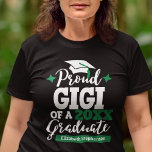 Camiseta Gigi orgulhoso de uma família de formandos 2023 qu<br><div class="desc">Comemore a graduação de seu neto ou neta com essa camiseta moderna com um "GIGI Orgulhoso de um Formando de 2023" em fontes brancas e verdes decoradas com um boné formando preto com uma tassel verde; personalize facilmente essa camiseta com o ano de graduação e o nome do formando editando...</div>