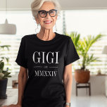 Camiseta Gigi Roman Numeral Year Estabelecido<br><div class="desc">Um design moderno minimalista para celebrar uma avó quística,  esta camiseta limpa e mínima contém "Gigi" ou a sua escolha de apelido avó em letras brancas de serifa. Personalize com o ano em que ela se tornou avó por baixo de elegantes números romanos para um toque chic.</div>