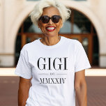Camiseta Gigi Roman Numeral Year Estabelecido<br><div class="desc">Um design moderno minimalista para celebrar uma avó quística,  esta camiseta limpa e mínima contém "Gigi" ou a sua escolha de apelido avó em letras negras de serifa. Personalize com o ano em que ela se tornou avó por baixo de elegantes números romanos para um toque chic.</div>