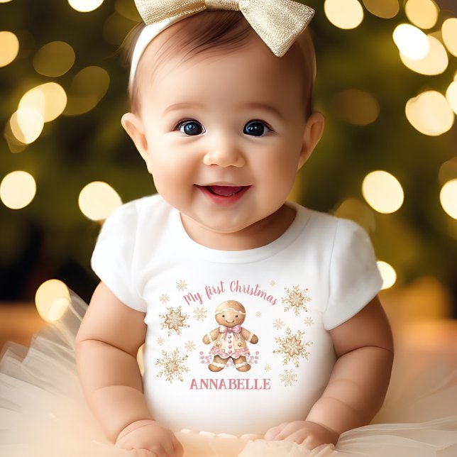 Camiseta Gingercake Man Girl Pink Beige Primeiro Natal (Gingerbread Man Girl Pink Beige First Christmas Baby T-Shirt)