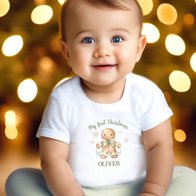 Camiseta Gingercake Man Green Beige Primeiro Natal (Gingerbread Man Green Beige Name First Christmas Baby T-Shirt)