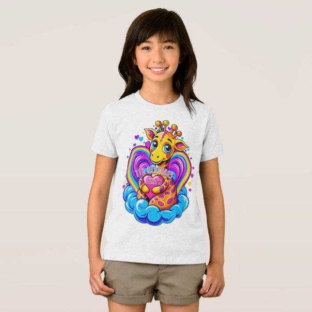 Camiseta Girafa Bonita Agitando um Travesseiro de Coração e (Frente Completa)