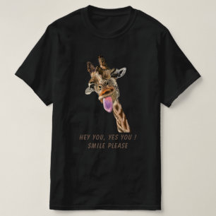 Camiseta Giraffe Tongue Out and PlayPiscar os olhos - Sorri