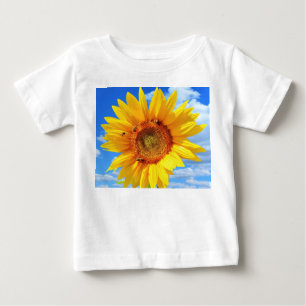 Camiseta Girassol Amarelo e Abelhas no Céu Azul - Dia do V