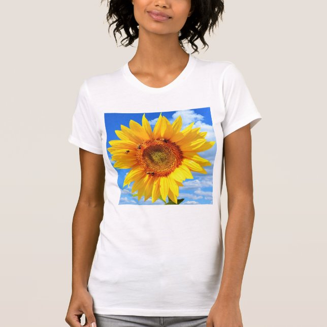 Camiseta Girassol Amarelo e Abelhas no Céu Azul - Dia do Ve (Frente)