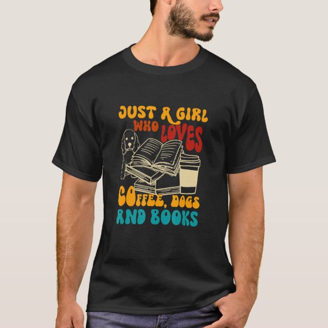 Camiseta Girl Who Loves Coffee Dogs Books Dog Mom Bookish C (Frente)