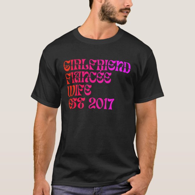 Camiseta Girlfriend Fiance Wife  Est 2017 Wedding Anniversa (Frente)