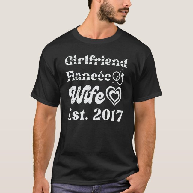 Camiseta Girlfriend Fiance Wife Est 2017 Wedding Anniversar (Frente)