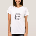 Camiseta Girlfriend fiance'e wife<br><div class="desc">” Wife “t shirt em de Weis,  preto/. Com perfeição a boda ao despedida de solteira/ou o noivado.</div>