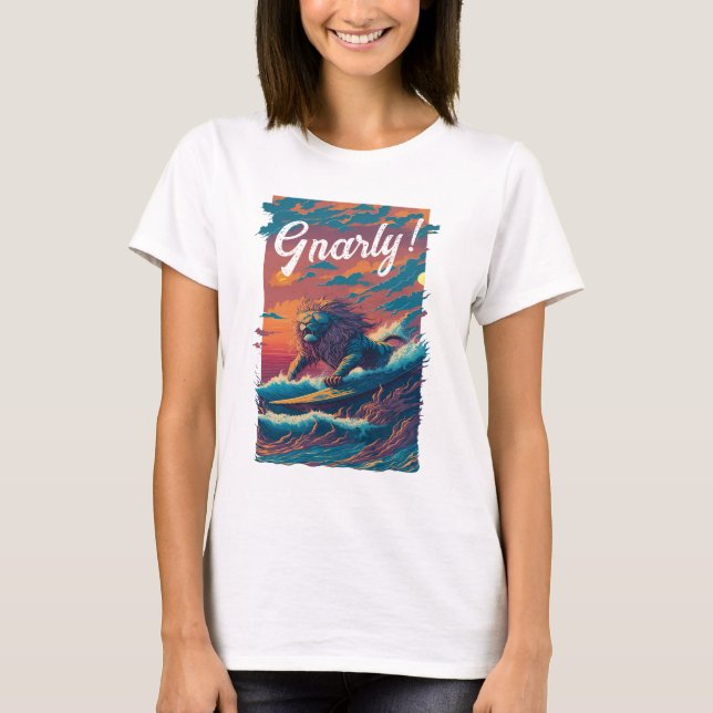 Camiseta Gnarly! Surfer de Leão, Personalizado (Frente)