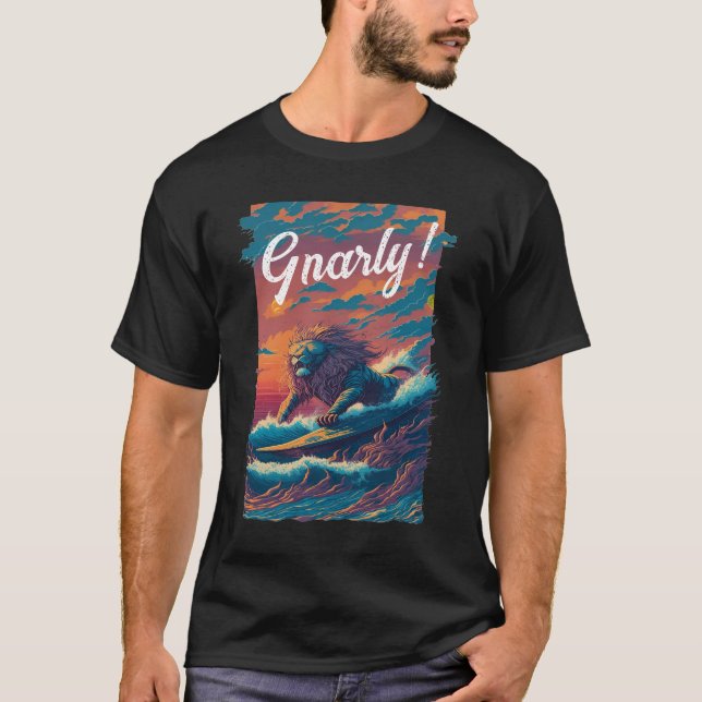 Camiseta Gnarly! Surfer de Leão, Personalizado (Frente)