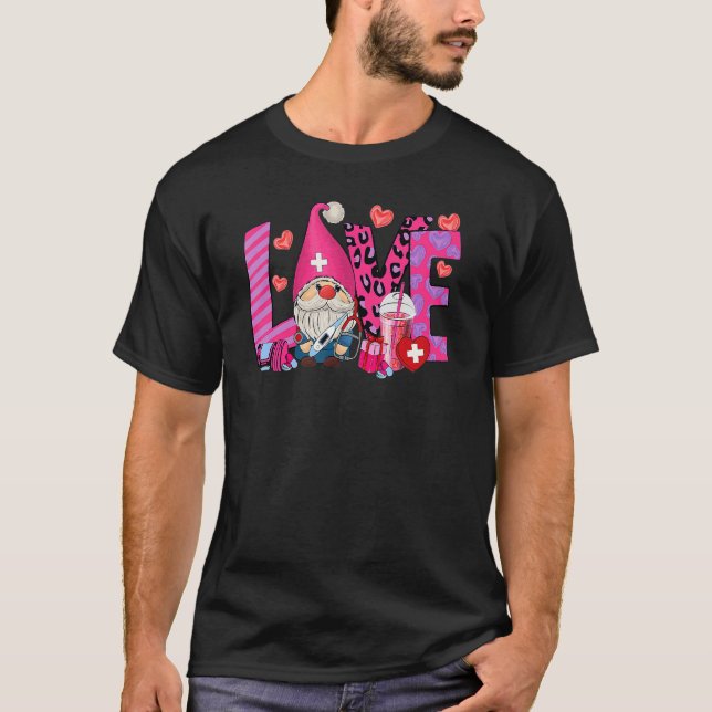 Camiseta Gnome Nurse Scrub Valentine RN ICU ER Valentine's  (Frente)