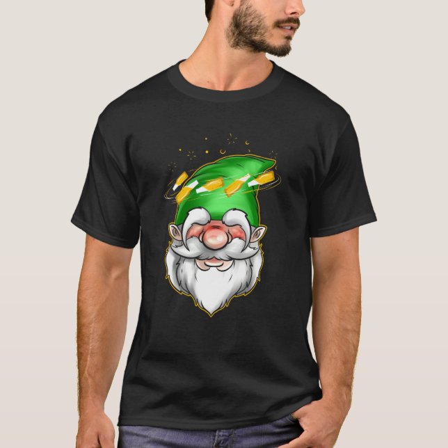 Camiseta Gnome With Headache From Bottles On St Patricks Da (Frente)