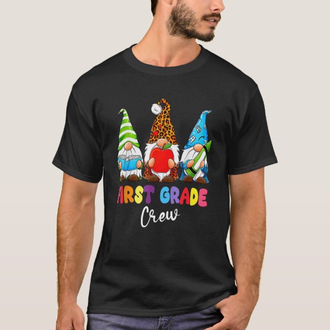 Camiseta Gnomes First Grade Crew First Day Teacher Back To  (Frente)