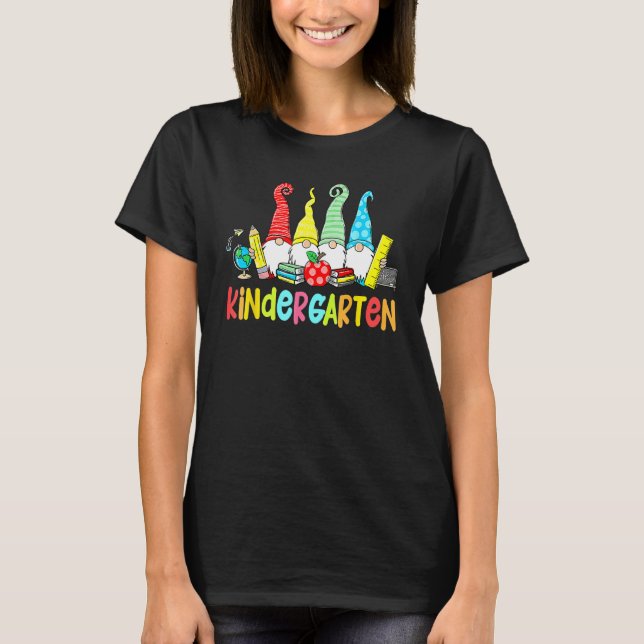 Camiseta Gnomes Kindergarten Crew First Day Teacher Back To (Frente)