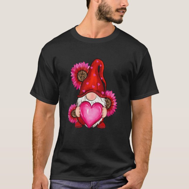 Camiseta Gnomes Nurse Holding Hearts Stethoscope Cute Valen (Frente)