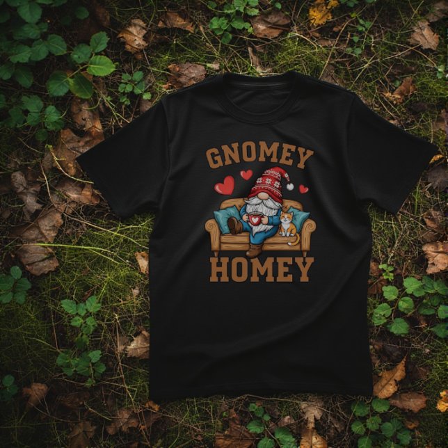 Camiseta Gnomey homey gnome em casa design (Gnomey homey men's black t-shirt - laid back gnome at home design.)