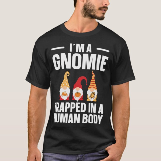 Camiseta Gnomie Trapped In A Human Body  Gnome (Frente)