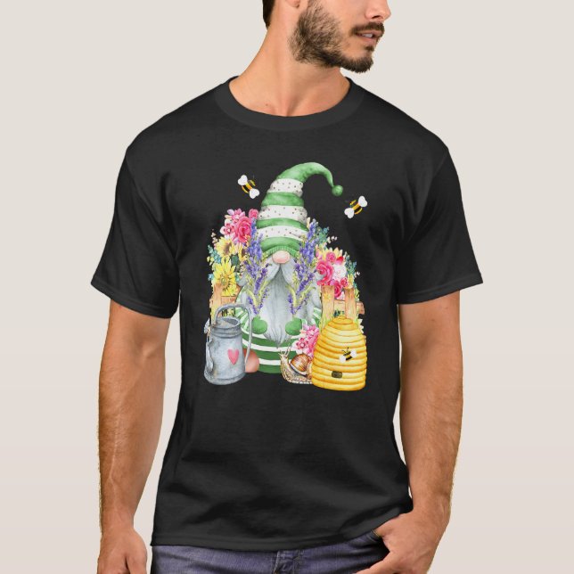 Camiseta Gnomo de Jardim Fofo Com Abelhas e Flores Jardinei (Frente)
