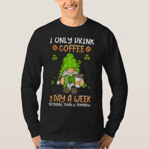 Camiseta Gnomo Eu Só Bebo Café 3 Dias Por Semana, Rua.