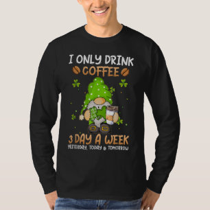 Camiseta Gnomo Eu Só Bebo Café 3 Dias Por Semana, Rua.