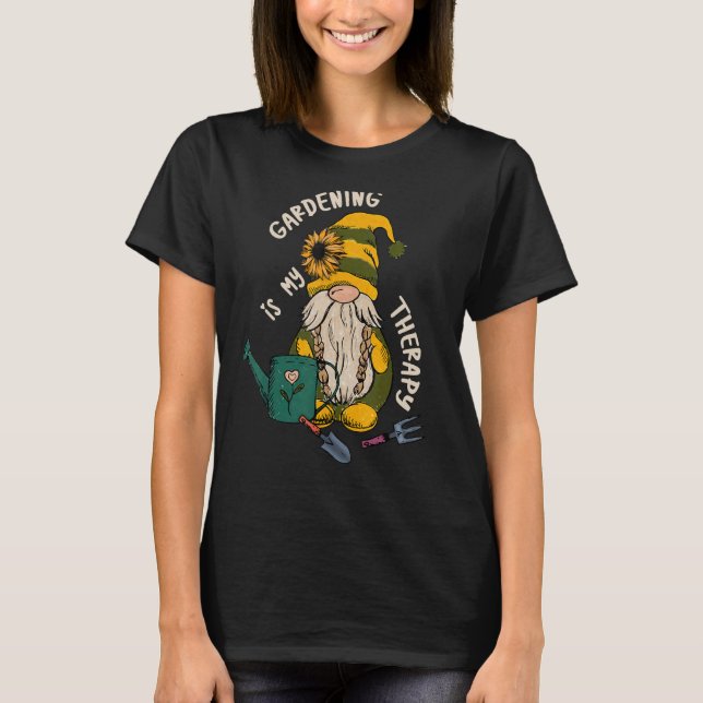 Camiseta Gnomo Gardening É Minha Planta Engraçada Em Terapi (Frente)