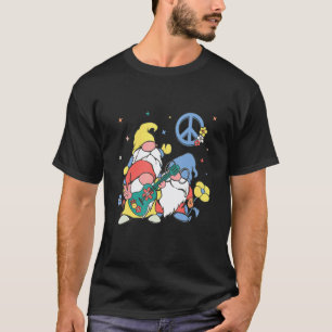 Camiseta Gnomo Hippie Tocando Guitarra Sinal de Paz