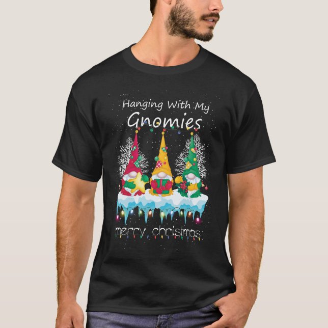 Camiseta Gnomo Saindo Com Meus Gnomos Feliz Natal (Frente)