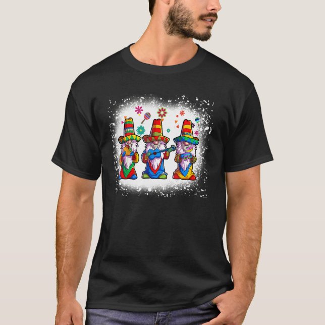 Camiseta Gnomos Branqueados Mexicanos Três Gnomos Cinco De  (Frente)