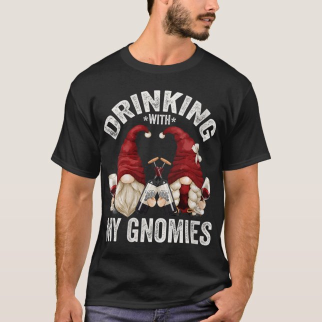 Camiseta Gnomos De Vinho Cinto Adora Bebendo Com Meu Gnomie (Frente)