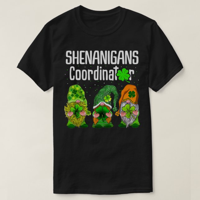 Camiseta Gnomos Gre, Coordenador de Shenanigans do Dia de S (Frente do Design)