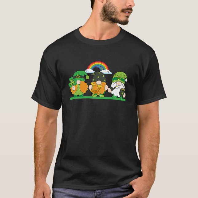 Camiseta Gnomos Sortudos Segurando Trevo de Quatro Folhas F (Frente)