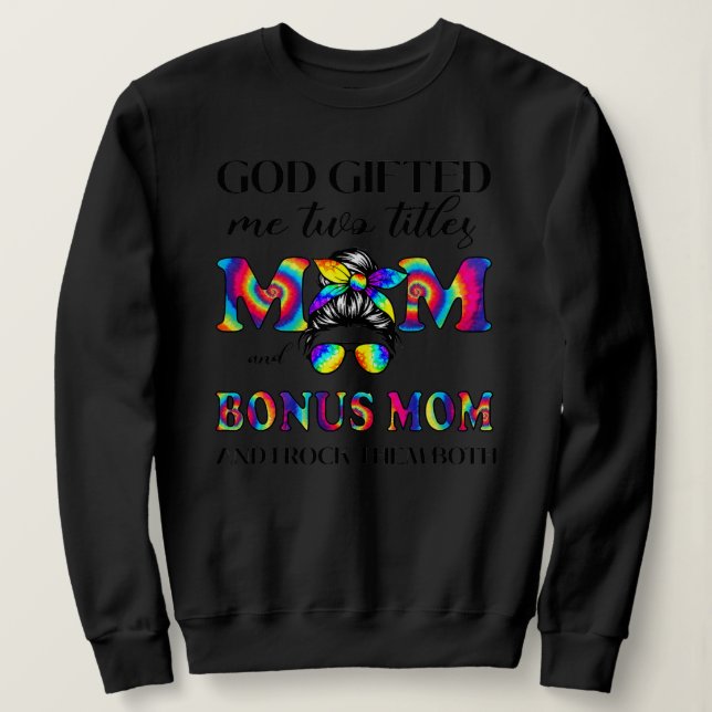 Camiseta God Gifted Me Two Titles Mom And Bonus Mom Tie (Frente do Design)