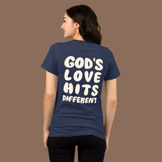 Camiseta God’s Love Hits Different, Christian Faith (Criador carregado)