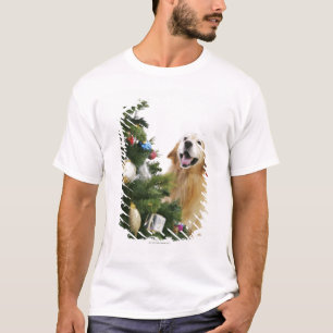 Camiseta Golden retriever que olha a árvore de Natal