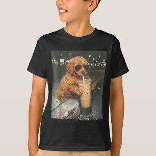 Camiseta Goldendoodle bebendo café gelado meme engraçado de