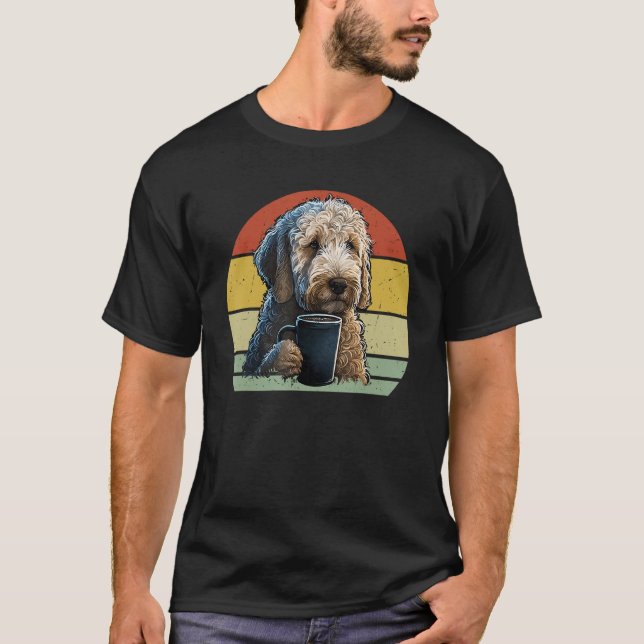 Camiseta Goldendoodle Drinking Coffee  Dog And Coffee (Frente)