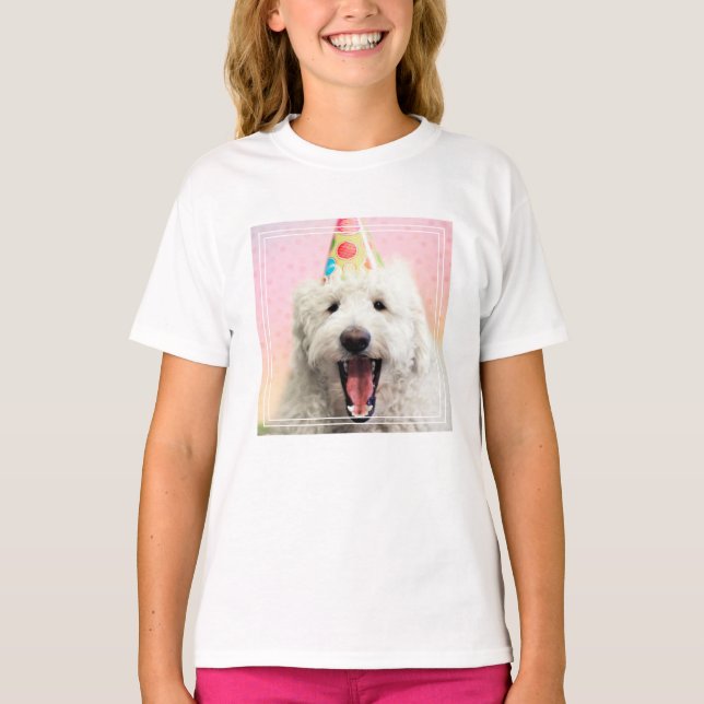 Camiseta Goldendoododle com chapéu de festa (Frente)
