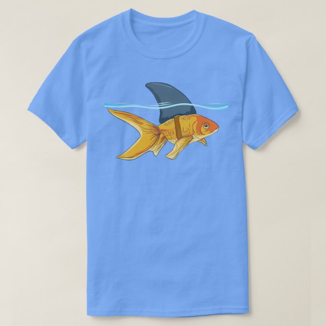 Camiseta Goldfish with Shark Fin Funny Fish Gift  (Frente do Design)