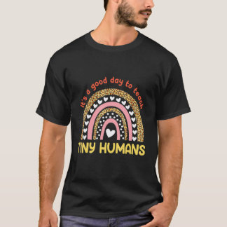 Camiseta Good Day To Teach Tiny Humans Rainbow Kindergarten