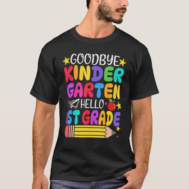 Camiseta Goodbye Kindergarten Hello First Grade Graduation  (Frente)