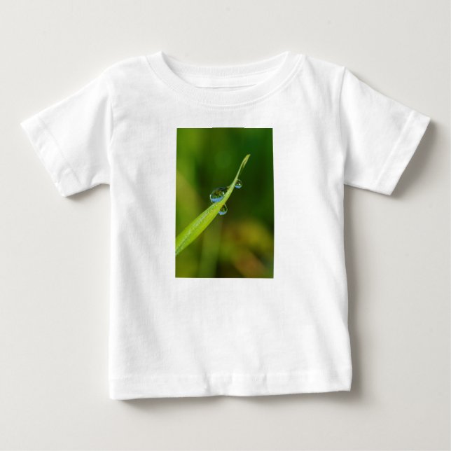 Camiseta Gotas de água em uma lâmina de grama verde (Frente)
