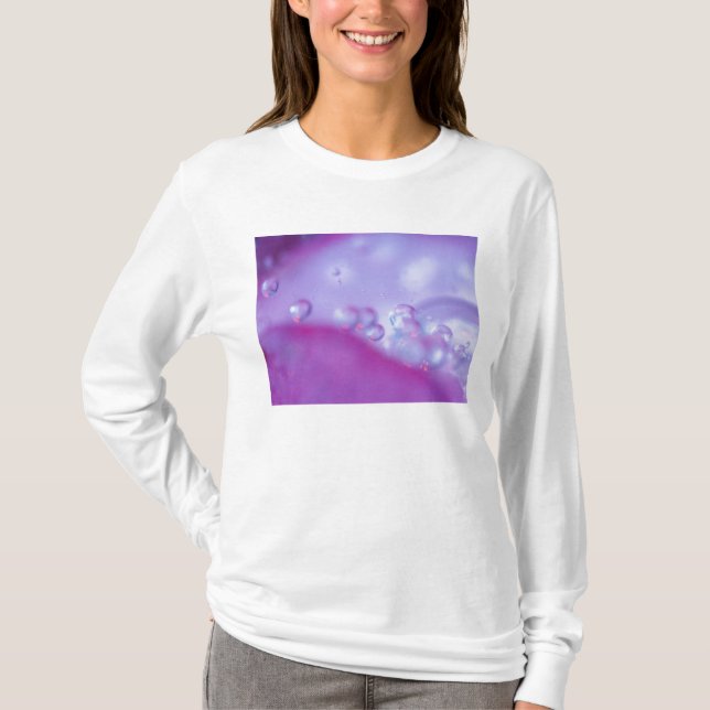 Camiseta Gotas de orvalho em pétala de flor abstrata. (Frente)
