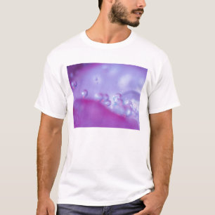 Camiseta Gotas de orvalho em pétala de flor abstrata.